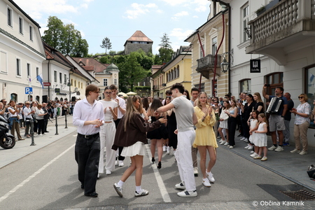 Četvorka maturantov oživila kamniški Glavni trg (16)